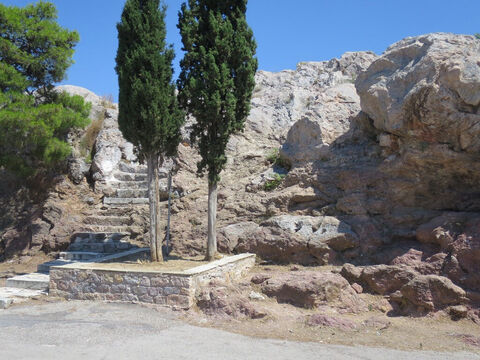 Les marches menant à la Colline de Mars (l’Aéropage) où l’apôtre Paul, après avoir vu tous les temples et les idoles d’Athènes, a délivré son message sur “l’autel ‘au dieu inconnu’ ” ( Actes 17:16–34). – Numéro de diapositive 14