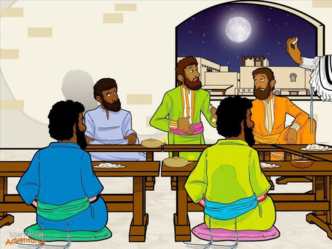 Au commencement de la Pâque, Yeshua et ses disciples se réunirent dans une maison à Jérusalem pour un repas. Allongé sur des coussins, Yeshua dit: «J’ai voulu manger le repas de la Pâque avec vous avant que je meure. Mais, je ne le mangerai pas de nouveau jusqu’à ce que nous le remangerions ensemble dans le Royaume de Dieu». Ensuite, Yeshua prit une coupe de vin, dit une bénédiction et passa la coupe autour de la table. «Prenez ceci et buvez.» Puis, il prit du pain et le bénit. «A partir de maintenant, faites ceci en mémoire de moi.» Il rompit le pain en morceaux et en donna aux disciples. «Prenez ceci et mangez. Ceci représente mon corps qui a été brisé pour vous.» Alors que les disciples mangeaient, Yeshua se leva de table. Versant de l’eau dans une bassine, il commença à laver les pieds de Ses disciples. «Non», dit Pierre, l’un des disciples. «Tu ne me laveras jamais les pieds! C’est le travail d’un serviteur!» Yeshua répondit: «Si tu ne me permets pas de laver tes pieds, tu ne pourras plus être mon disciple. Je te montre comment tu dois te comporter». Après que Yeshua ait lavé leurs pieds, il leur dit : «Ce soir, l’un de vous me trahira». Les disciples s’arrêtèrent de manger et levèrent les yeux. «Maître, qui ferait une chose pareille?» Ils se regardèrent les uns les autres suspicieusement. «Est-ce lui? Est-ce moi?» «C’est celui à qui je donne ce morceau de pain», dit Yeshua calmement. Il prit un bout de pain, le trempa dans l’huile d’olive et le tendit à Judas. «Fais ce que tu as à faire.» Le diable avait déjà mis dans le cœur de Judas l’idée de trahir Yeshua. Il se glissa hors de la pièce et pénétra dans l’obscurité. C’était le moment de trahir le Roi. – Numéro de diapositive 8