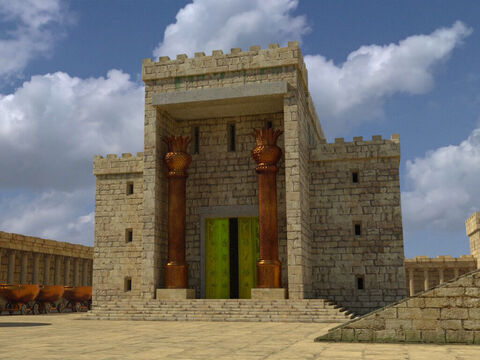 Le temple faisait face à l’est. À l’intérieur, ses dimensions étaient, en longueur et en largeur, le double de celles du tabernacle : 60 coudées (30 m) de long par 20 coudées (10 m) de large. La hauteur du temple était de 30 coudées (15 m), soit trois fois celle du tabernacle. Une coudée représente environ 46 cm ; les mesures données en mètres sont donc d’assez bonnes estimations.<br/>Autour du temple, sur ses deux côtés et à l’arrière, se trouvaient trois étages de salles de stockage, chaque étage ayant 5 coudées de hauteur. La porte permettant d’accéder à ces pièces se trouvait au milieu du côté droit de la maison, et un escalier en colimaçon conduisait aux deuxième et troisième étages. – Numéro de diapositive 4