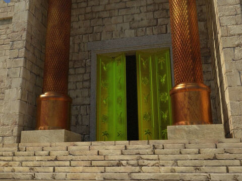 À l’entrée du temple, il y avait une porte à deux battants recouverts d’or, dont les linteaux avaient 5 coudées (2,3 m) de large. Toutes les charnières des portes étaient d’or. – Numéro de diapositive 6