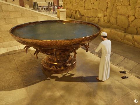 Un sacrificateur qui devait se purifier se tenait sous l’un des douze robinets de la cuve, et laissait couler l’eau sur ses mains et sur ses pieds tout en mettant sa main droite sur son pied droit, et sa main gauche sur son pied gauche. – Numéro de diapositive 16