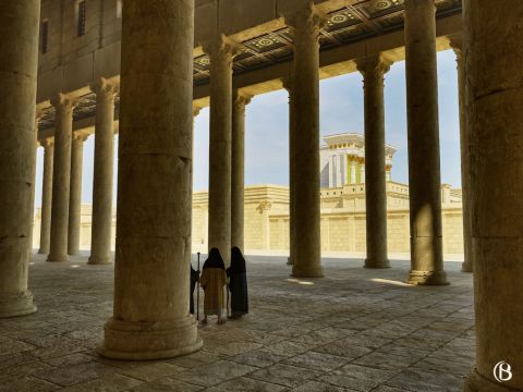 Les colonnes du portique royal avaient un diamètre d’environ un mètre. Étant donné que les colonnes corinthiennes de cette largeur, dans l’architecture grecque du premier siècle, avaient généralement une hauteur de 9–10m, la description de Josèphe selon laquelle la construction d’Hérode avait des colonnes de 8m de haut était probablement exacte.<br/>Le sanhédrin, le conseil suprême des Juifs, se réunissait dans l’une des pièces annexes du temple appelée la chambre de la pierre taillée. Mais on pense qu’en l’an 30 av. J.C., ils déménagèrent pour se réunir à l’extrémité est, dans l’abside centrale du portique royal. – Numéro de diapositive 5