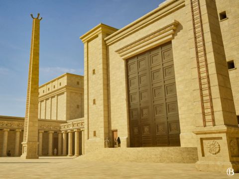 À l’extrémité ouest du parvis des femmes, devant la porte de Nicanor, il y avait des marches semi-circulaires menant à une plateforme où se tenaient les Lévites chantant et jouant de leurs instruments. – Numéro de diapositive 8
