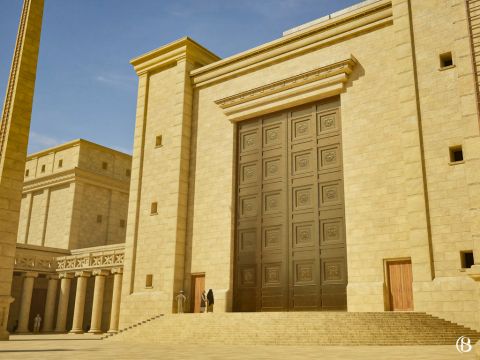 À l’extrémité ouest du parvis des femmes se trouvait la porte de Nicanor, qui permettait aux hommes d’accéder au parvis d’Israël, devant l’autel. Cette porte était faite en bronze de Corinthe, et sa valeur dépassait celles plaquées d’argent ou d’or. Elle était formée d’une ouverture massive et de deux ouvertures latérales plus petites appelées portillons. La porte principale, appelée la porte de Nicanor, avait une hauteur de 50 coudées (26,7m). Nicanor était le mécène qui paya les ouvriers à Alexandrie, en Égypte, pour façonner les deux grands ventaux de cuivre utilisés pour cette porte. Un ossuaire mentionnant Nicanor se trouve à présent dans les collections du British Museum. – Numéro de diapositive 1