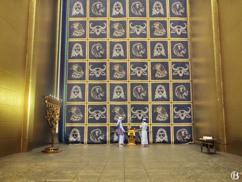 Devant, on trouvait le lieu saint (heikhal), long de 40 coudées (21m) et large de 20 coudées (10,5m). Il contenait le chandelier (menorah) d’or, la table des pains de proposition et l’autel des parfums. – Numéro de diapositive 13