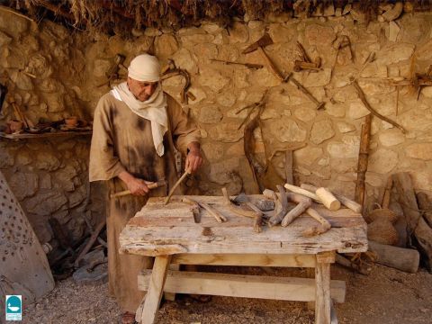 La hache était utilisée pour façonner le bois ainsi que les arbres abattus. Elle avait une tête de métal attachée à un manche en bois grâce à une lanière (Deutéronome 19:5 et 2 Rois 6:5). – Numéro de diapositive 5