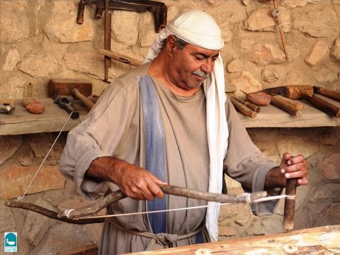 Certains charpentiers travaillaient avec des perceuses à archet. Une corde d'arc était tendue pour pouvoir tourner comme une perceuse. Cela pouvait aussi tourner le bois, permettant ainsi au charpentier de le façonner avec des ciseaux, c'était une forme précoce de tour à bois. – Numéro de diapositive 11