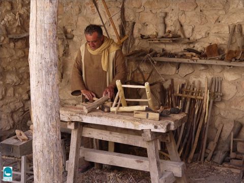 Ils fabriquaient également des portes, des toits, des tables, des tabourets et des coffres. Le mot "charpentier" pouvait aussi signifier constructeur. – Numéro de diapositive 13