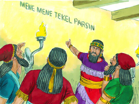 Le roi cria avec force que l'on fasse venir les astrologues et les devins. Le roi prit la parole et dit: "Quiconque lira cette écriture et m'en donnera l'explication sera revêtu de pourpre, portera un collier d'or à son cou et aura la troisième place dans le gouvernement du royaume". – Numéro de diapositive 6