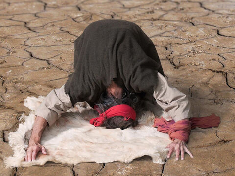 Elie se prosterna contre terre, il mit son visage entre ses genoux et demanda à l’Éternel d’envoyer la pluie. Puis il dit à son serviteur d’aller voir du côté de la mer pour guetter un signe annonciateur de pluie. – Numéro de diapositive 3