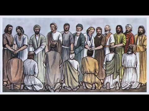 et nous les chargerons de ce travail. Quant à nous, nous continuerons à nous consacrer à la prière et au ministère de la parole.» Cette proposition plut à toute l'assemblée. Ils choisirent Etienne, un homme plein de foi et d'Esprit saint, Philippe, Prochore, Nicanor, Timon, Parménas et Nicolas, un non-Juif d'Antioche converti. Ils les présentèrent aux apôtres et ils posèrent les mains sur eux en priant. – Numéro de diapositive 2
