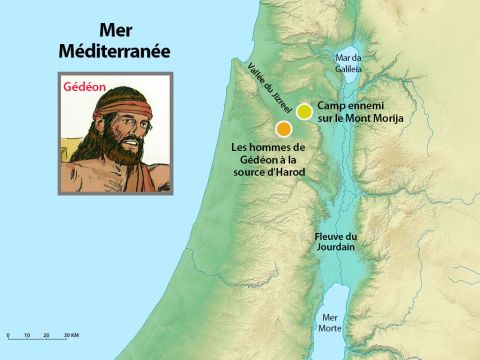 L'ennemi campait dans la vallée de Jizréel, près de la colline de Moré. Gédéon avait rassemblé 32.000 guerriers des tribus voisines de Manassé, Aser, Zabulon et Nephtali près de la source de Harod. Ils étaient en infériorité numérique, 1 contre plus de 4. – Numéro de diapositive 2