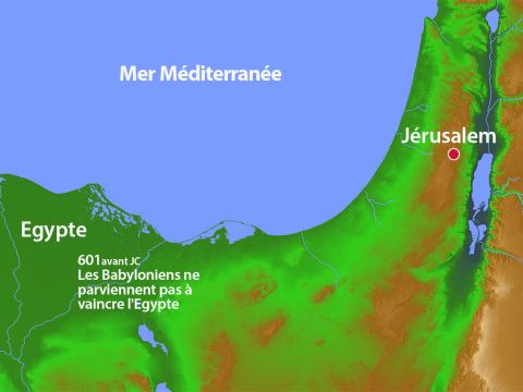 En 601 avant J.-C., les Babyloniens tentèrent d'envahir l'Égypte et furent repoussés. Contre tous les avertissements de Jérémie, le roi Jojakim refit allégeance aux Égyptiens. Pendant trois ans, les Babyloniens n'intervinrent pas. – Numéro de diapositive 21