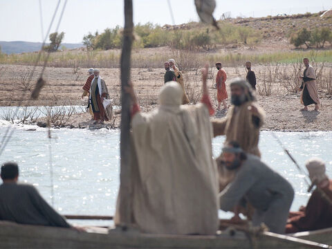 Une grande foule, dont plusieurs étaient en chemin pour se rendre à la fête de Pâque à Jérusalem, virent le bateau et le suivirent à pied en longeant la côte pour retrouver Jésus. – Numéro de diapositive 2