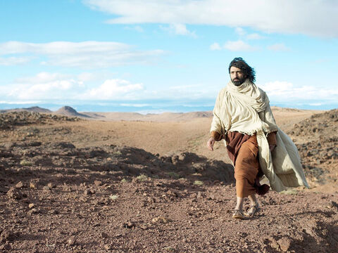 Après que Jésus eut renvoyé la foule, il s’en alla sur une montagne pour prier, lui seul. – Numéro de diapositive 20