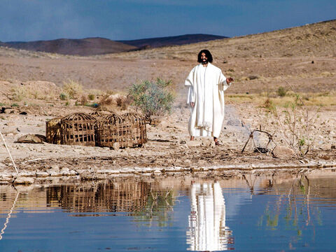 Tôt le matin, Jésus se tenait sur le rivage, mais les disciples ne savaient pas que c’était lui. – Numéro de diapositive 3