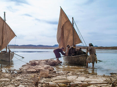 Les autres disciples vinrent avec la barque, tirant le filet plein de poissons. Ils n’étaient éloignés du rivage que d’environ deux-cents coudées (100 m). – Numéro de diapositive 9