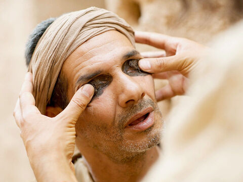Puis Jésus cracha à terre, fit de la boue avec sa salive, et appliqua cette boue sur les yeux de l’homme. – Numéro de diapositive 4