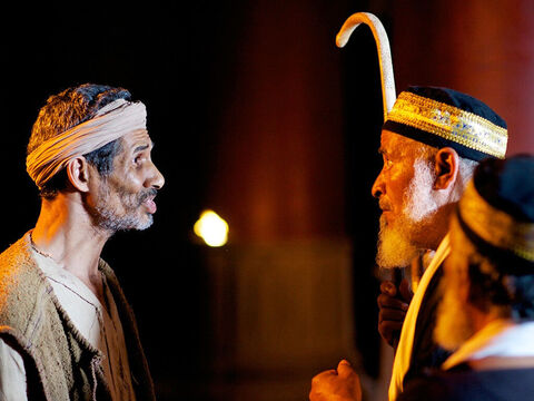 Les pharisiens appelèrent de nouveau l’homme. “Dis-nous la vérité”, ordonnèrent-ils. “Nous savons que l’homme qui a fait cela est un pécheur.” Il répondit: “S’il est un pécheur, je ne sais; je sais une chose, c’est que j’étais aveugle, et que maintenant je vois.” – Numéro de diapositive 18