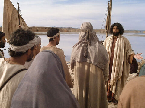 Un jour, comme Jésus se trouvait au bord du Lac de Galilée, la foule se pressait pour entendre son enseignement à propos de Dieu. Les gens étaient si nombreux à l’écouter qu’ils se pressaient toujours plus près du rivage. – Numéro de diapositive 1