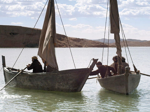 Alors ils firent signe à leurs compagnons de pêche, Jacques et Jean, fils de Zébédée, qui étaient dans l’autre barque, afin qu’ils viennent les aider. – Numéro de diapositive 7