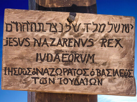 Pilate avait préparé un écriteau qui était fixé sur la croix de Jésus. Il était rédigé en trois langues: araméen, latin et grec, et on y lisait ceci: “Jésus de Nazareth, roi des Juifs”. – Numéro de diapositive 16