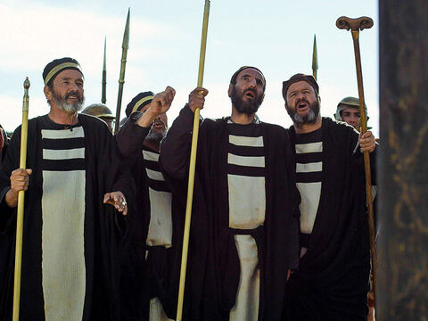 Les passants injuriaient Jésus et secouaient la tête, en disant: “Toi qui détruis le temple, et qui le rebâtis en trois jours, descends de ta croix, et sauve-toi toi-même!” Les principaux sacrificateurs et les anciens se moquaient aussi de lui: “Il a sauvé les autres mais il ne peut se sauver lui-même.” Les soldats se joignaient à leurs moqueries. – Numéro de diapositive 4