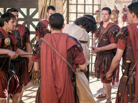 Alors Pilate relâcha Barabbas et leur livra Jésus pour être battu de verges, et crucifié. – Numéro de diapositive 22