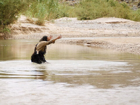 Quand Jésus vint vers lui pour se faire baptiser, Jean protesta, disant que ce n’était pas à lui de baptiser Jésus, mais plutôt que lui, devait se faire baptiser par Jésus. – Numéro de diapositive 17