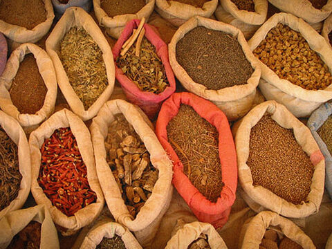 Les frères emballent des cadeaux composés de baume, de miel, des aromates, de la myrrhe, des pistaches et des amandes. – Numéro de diapositive 5