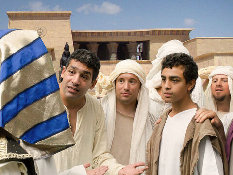 Lorsque les frères arrivent finalement en Egypte, Joseph voit que son jeune frère Benjamin est venu avec eux. – Numéro de diapositive 7