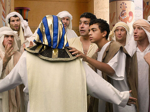 Joseph, n’en pouvant plus, fait sortir ses serviteurs de la pièce et se retrouve seul avec ses frères. Puis il leur dit: “C’est moi, je suis Joseph! Mon père est-il toujours en vie?” Ses frères sont stupéfaits et sans voix. – Numéro de diapositive 26