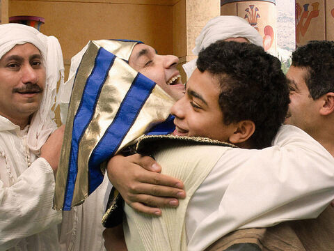 “S’il-vous-plaît, approchez-vous”, leur dit Joseph. Alors ils se rapprochent. “Je suis JOSEPH, votre frère que vous avez vendu comme esclave en Egypte. Mais ne soyez pas contrarié ou en colère contre vous-mêmes. C’est Dieu qui m’a envoyé ici devant vous pour sauver vos vies de la famine. Dieu a fait de moi un conseiller de Pharaon.” Pleurant de joie, Joseph embrasse Benjamin. – Numéro de diapositive 27
