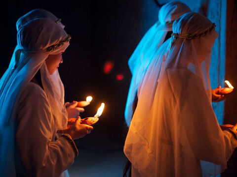 “Plus tard, les cinq autres demoiselles d'honneur arrivèrent à la maison de l'époux, leurs lampes allumées avec l'huile qu'elles avaient achetée. Elles frappèrent à la porte en criant: ‘Seigneur, Seigneur, ouvre-nous la porte!’.” – Numéro de diapositive 11