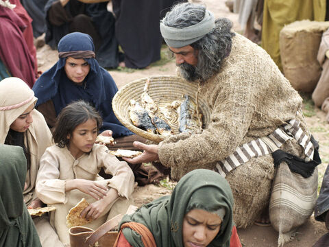 Jésus donna les morceaux de pain et de poisson à ses disciples, qui les distribuèrent à la foule. – Numéro de diapositive 8