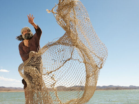 Ils étaient tous deux pêcheurs et jetaient un filet dans la mer. – Numéro de diapositive 3