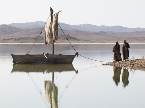 De là, étant allé plus loin, il vit deux autres frères, Jacques et Jean. Eux aussi étaient pêcheurs, travaillant dans leur barque. – Numéro de diapositive 6