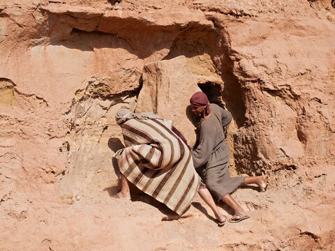 Normalement, les Juifs ne pratiquaient pas la crémation. Les premiers tombeaux de la Bible étaient des grottes. Au fil du temps, les grottes furent améliorées en étant taillées. On roulait une grande pierre devant l’entrée du tombeau pour le protéger des charognards. C’est une pierre de ce type, couvrant l’entrée de la tombe de Lazare, que Jésus demanda que l’on enlève. – Numéro de diapositive 10