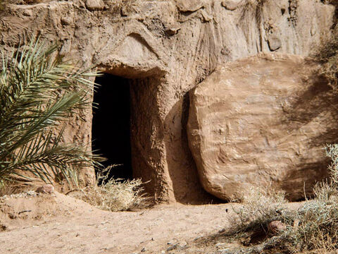 Voici un tombeau avec la pierre roulée de devant l’entrée. Les femmes qui se rendirent au tombeau de Jésus se demandaient comment elles allaient rouler la pierre de devant l’entrée du tombeau. – Numéro de diapositive 11