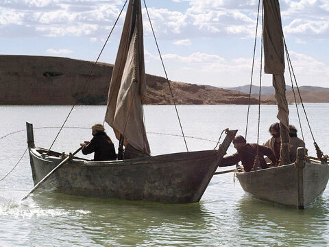 Il est fort probable que Simon Pierre et André, dans une barque, travaillaient avec Jacques et Jean dans une autre pour suspendre un long filet traînant entre les barques. Les barques étaient ensuite poussées à la rame pour délimiter un espace circulaire et, lorsque les barques se rencontraient, les filets étaient remontés. – Numéro de diapositive 18
