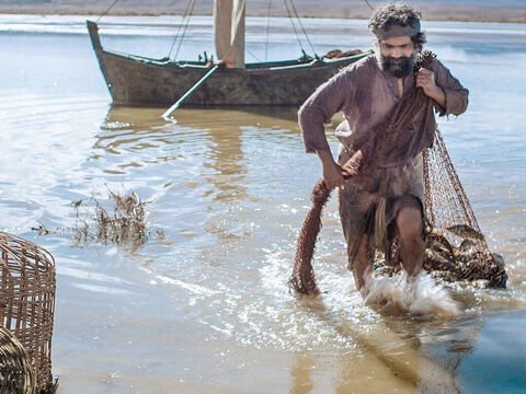 Parfois, le filet contenant le poisson est tiré dans des eaux peu profondes avant d'être retiré. Cette méthode a peut-être été utilisée par les disciples dans certains récits bibliques (Matthieu 4:18 Marc 1:16 Luc 5:2-10 Jean 21:3-11). – Numéro de diapositive 19