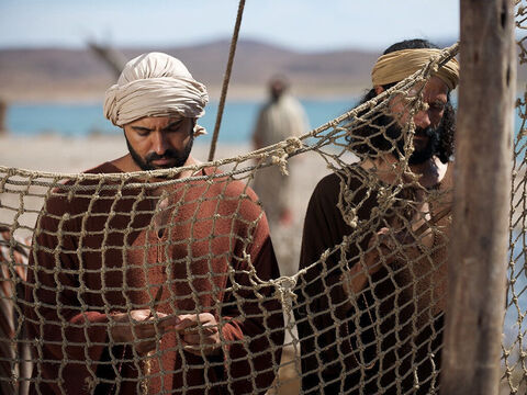 Les pêcheurs devaient constamment passer du temps à réparer leurs filets. C’est pendant que Simon Pierre, André, Jacques et Jean réparaient leurs filets sur le rivage que Jésus les trouva et les appela à devenir ses disciples. – Numéro de diapositive 21
