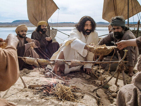 Rôtir du poisson sur un feu ouvert était une façon courante de le cuire et utilisée par Jésus après sa résurrection pour préparer le petit-déjeuner des disciples (Jean 21:9). – Numéro de diapositive 23