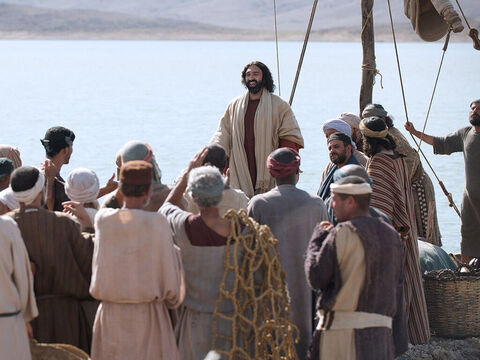 Après un séjour sur l’autre rive de la Mer de Galilée, dans la région des Gadaréniens, Jésus et ses disciples retournèrent à Capernaüm. Là, une grande foule attendait l’arrivée de Jésus. – Numéro de diapositive 1