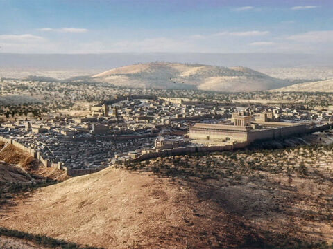 Jérusalem depuis le sud-est, avec le mont des Oliviers sur la droite. À l’intérieur de la ville, à l’avant-plan sur la gauche, on voit l’éperon de la cité de David, la vallée de Tyropéon et derrière, la ville haute. Le temple et la forteresse Antonia sont à l’intérieur des murailles de la ville, sur la droite. – Numéro de diapositive 5