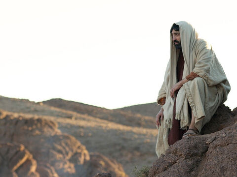 Il passa toute la nuit à parler avec Dieu. Il fallait que Jésus choisisse 12 hommes qui allaient être tout le temps avec lui. C’étaient ces douze hommes qui allaient être envoyés deux à deux pour prêcher, et être des témoins de sa résurrection. – Numéro de diapositive 4