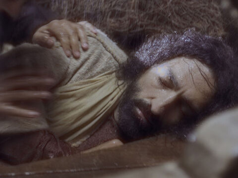 Les disciples s’approchèrent de Jésus et le réveillèrent. “Maître, ne t’inquiètes-tu pas de nous?” lui crièrent-ils. “Nous périssons!” – Numéro de diapositive 6