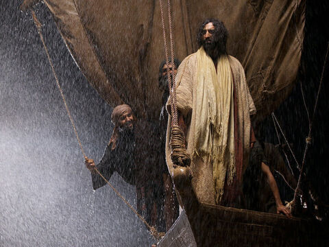 Jésus se leva sur la barque toute secouée par les flots, et s’adressa à la tempête. – Numéro de diapositive 7