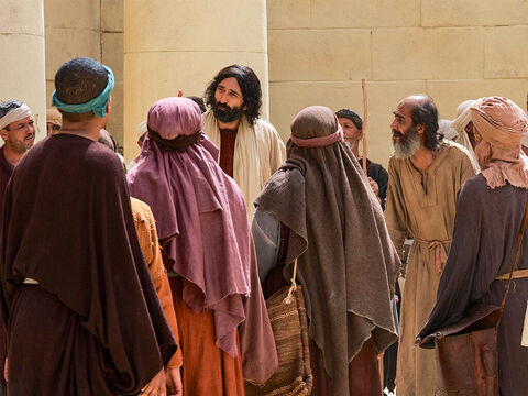 Jésus leur parla en ces mots: “Je suis la lumière du monde! Celui qui me suit ne marchera pas dans les ténèbres, mais il aura la lumière de la vie.” – Numéro de diapositive 2
