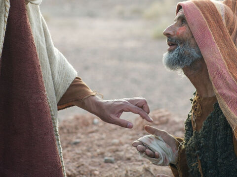 Jésus fit une chose que personne ne s’attendait à voir. Il étendit la main et toucha l’homme lépreux. – Numéro de diapositive 7